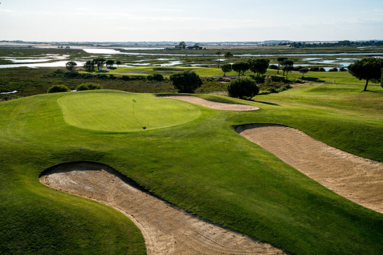Hole with bunkers
