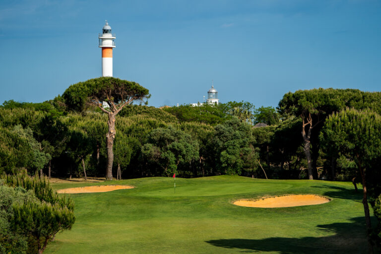 Hole with bunkers and trees
