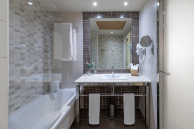 Elba Carlota Hotel bathroom