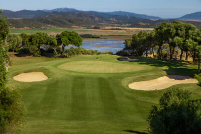 Hole with bunkers and trees around at Fairplay Golf Club