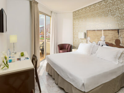 H10 Las Palmeras Hotel bedroom with patio doors