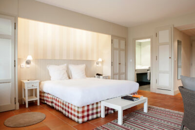 Double bed accommodation at Chateau des Vigiers
