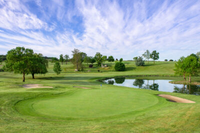 Hole with bunkers and lake next to it at Chateau des Vigiers