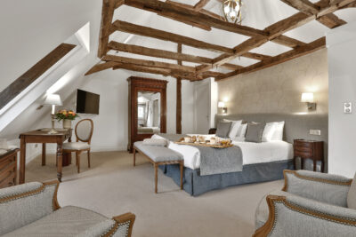 Double bed accommodation at Chateau des Vigiers