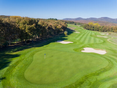 picture of a green and bunkers in izki golf course