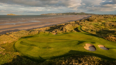 Hole with bunkers at Jameson Golf Links with beach in background