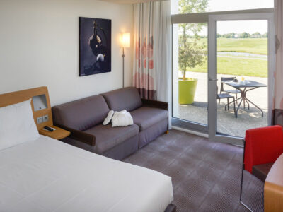 Accommodation with seating area at Novotel Saint Quentin en Yvelines