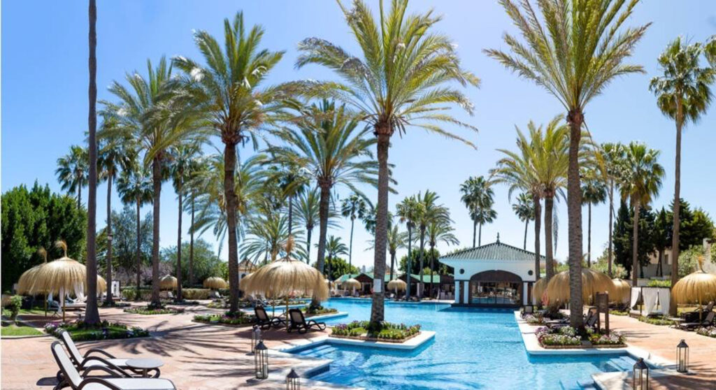 swimmng pool inmood san roque